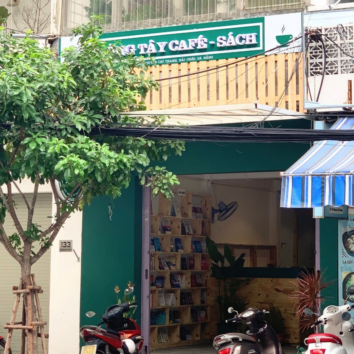 Đông Tây Café Sách Đà Nẵng